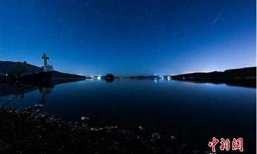 双子座流星雨洒满-双子座流星雨绽放夜空
